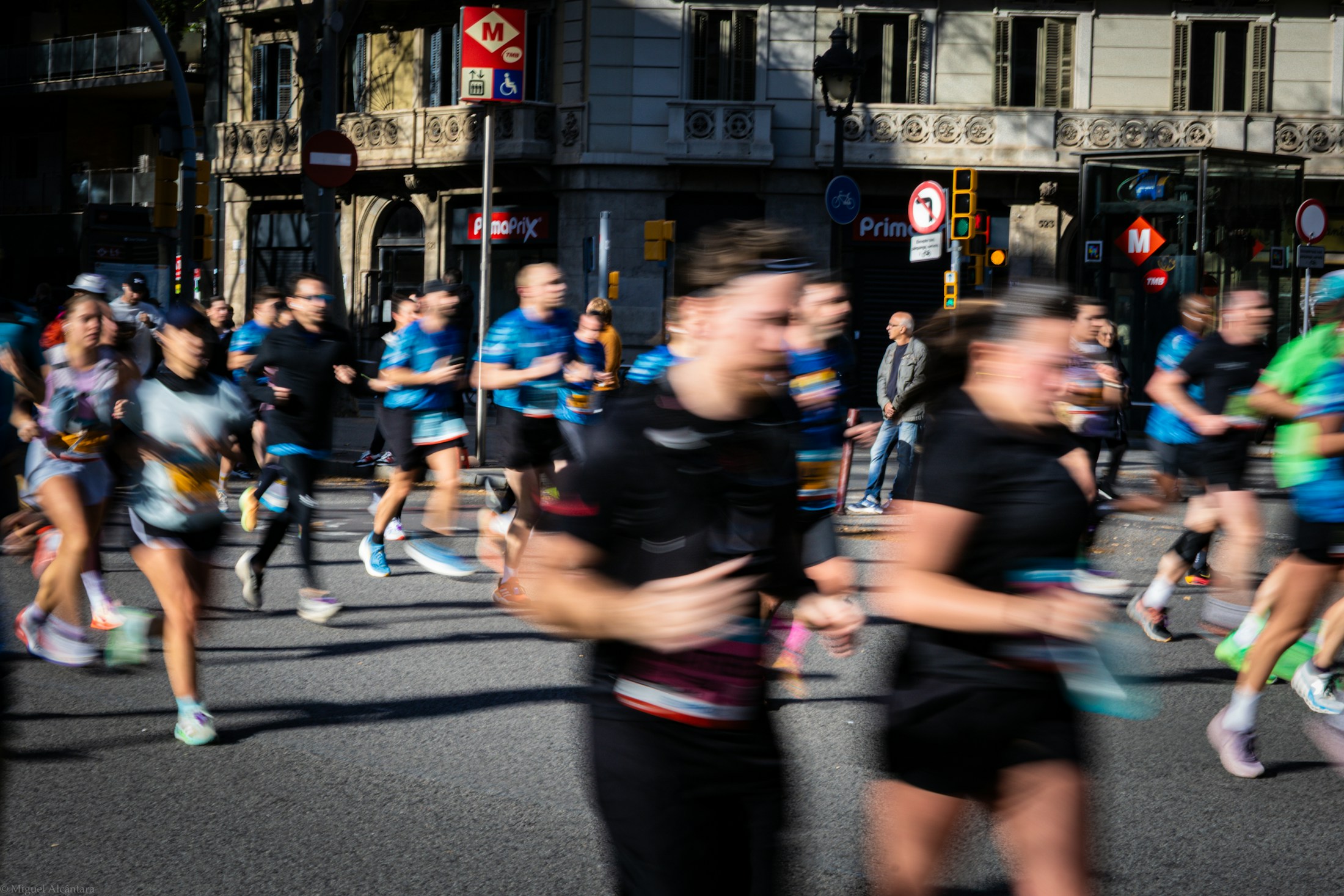 Persone che corrono durante una gara cittadina