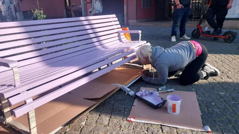Una panchina cittadina dipinta di lilla, simbolo di ascolto e accoglienza di Fra Me&Te
