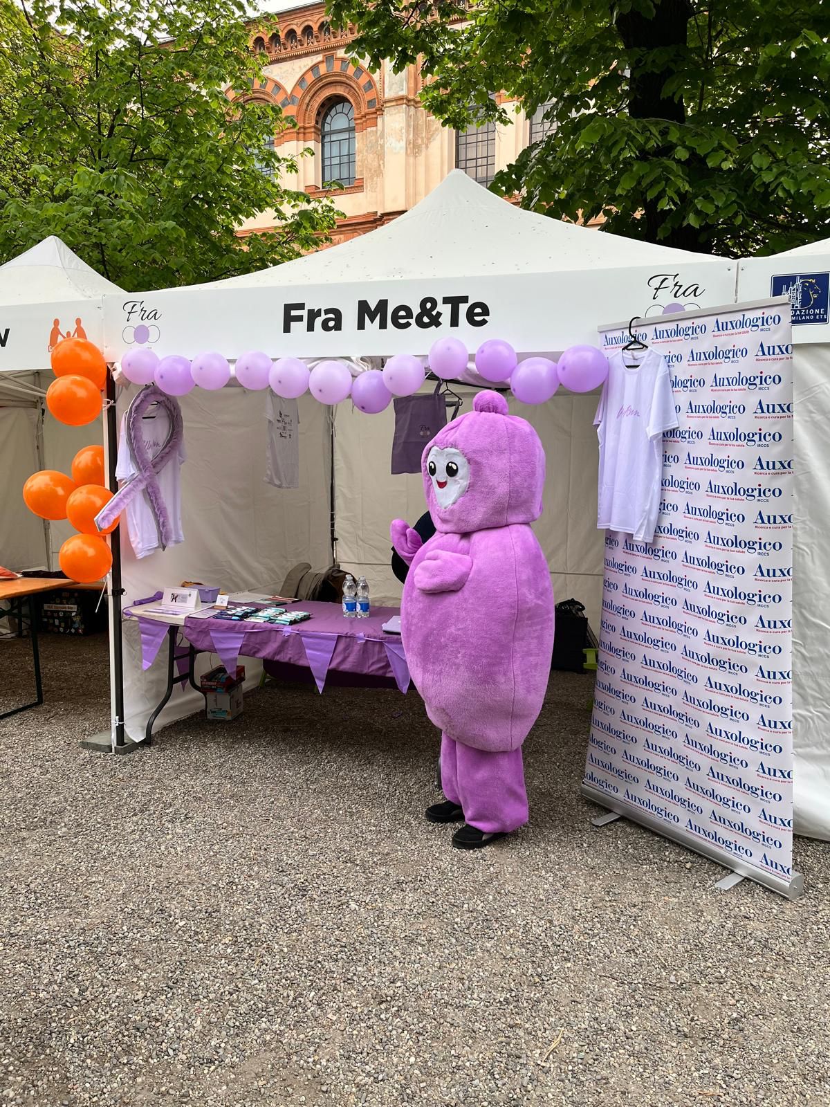 Lo stand Fra Me&Te con palloncini lilla e la mascotte